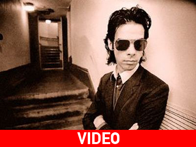 O Nick Cave τραγουδάει για τους Έλληνες